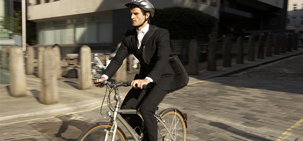 DE BICICLETA SIM, E COM ESTILO TAMBÉM